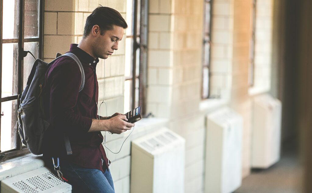 スマートフォンで動画を視聴する男性